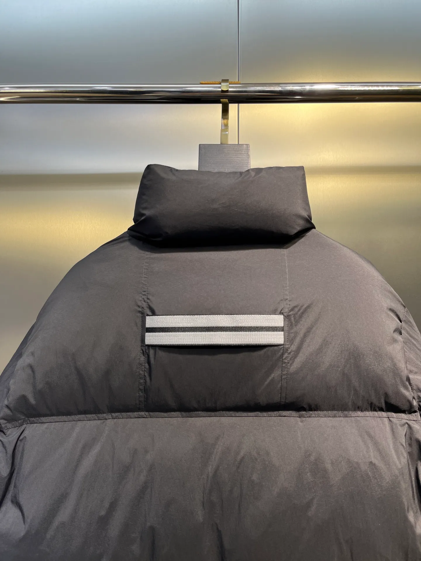 P800 Canada gooes】Large Goose Sleeve Stand Collar Down Jacket The Lawrence Down Jacket provides essential protection for everyday adventures. Delicately soft fabric, this is a water-repellent fabric that is soft to the touch yet durable. Filled with extremely fluffy white duck down. This piece has a quilted body and structured down. Padded collar and reflective double-stripe grip tape. Extended hem and tucked-in inner rib-knit cuffs.  Size: XS-2XL